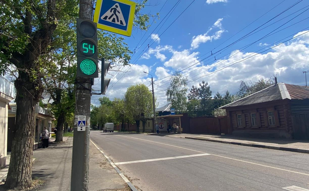 На пересечении улиц Луначарского и Заварной в Туле работает светофор с кнопкой для пешеходов