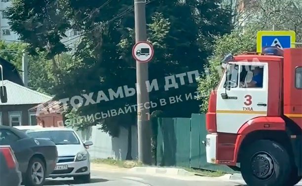 На ул. Марата торопыги выехали на встречку и перекрыли дорогу пожарным