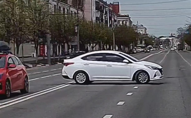 На Красноармейском проспекте водитель Hyundai совершил удивительный разворот
