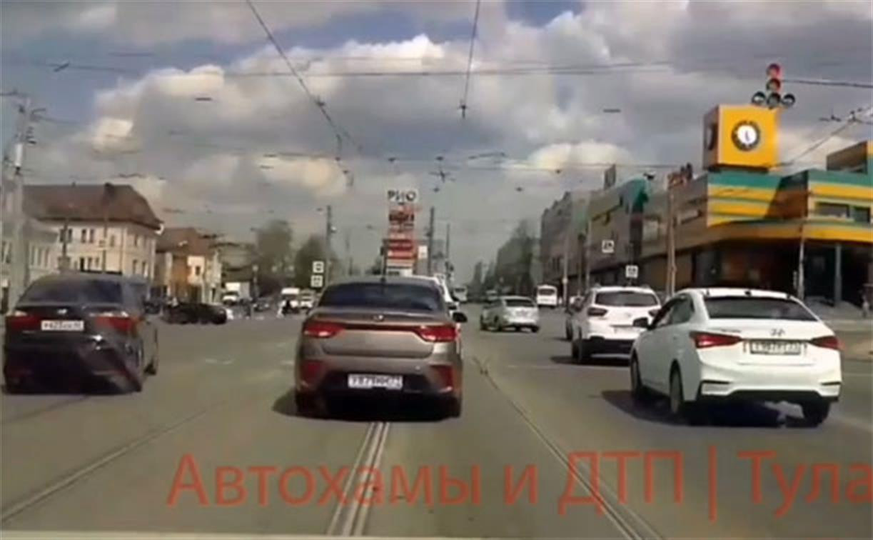 На ул. Пролетарской водитель открыл новый способ проезда перекрестка