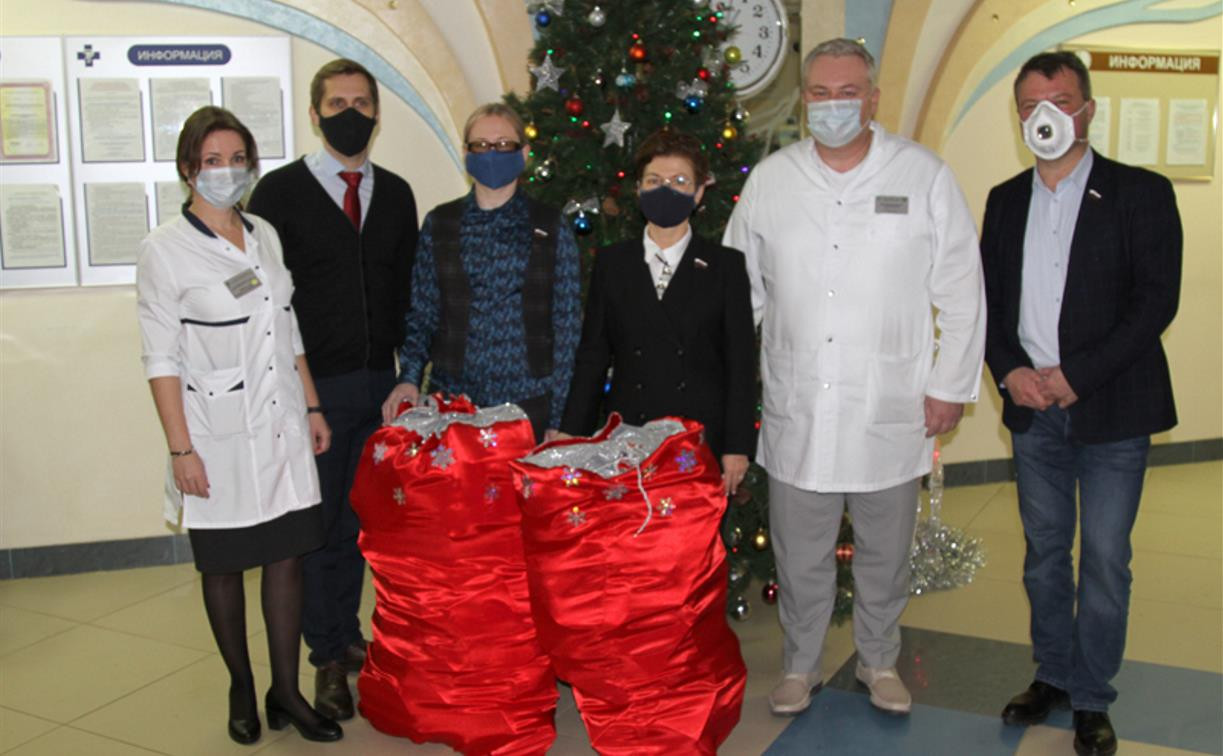 Депутаты Тульской облдумы подарили пациентам областной детской больницы новогодние подарки