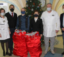 Депутаты Тульской облдумы подарили пациентам областной детской больницы новогодние подарки