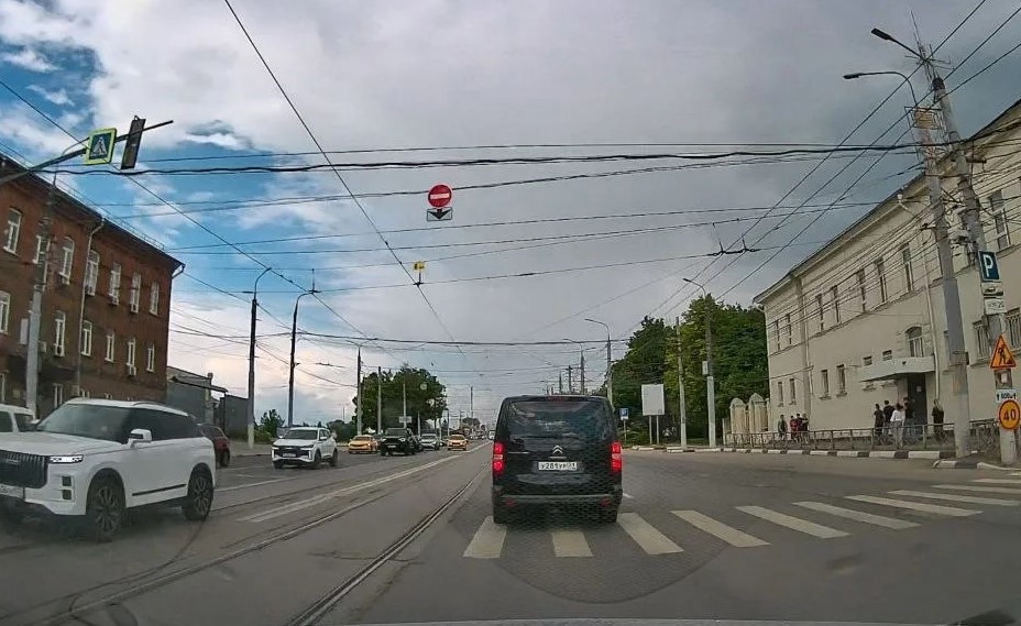 На Пролетарском мосту в Туле запретили движение автомобилей по трамвайным путям