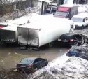 В Туле на Одоевском шоссе посреди дороги грузовик застрял в яме