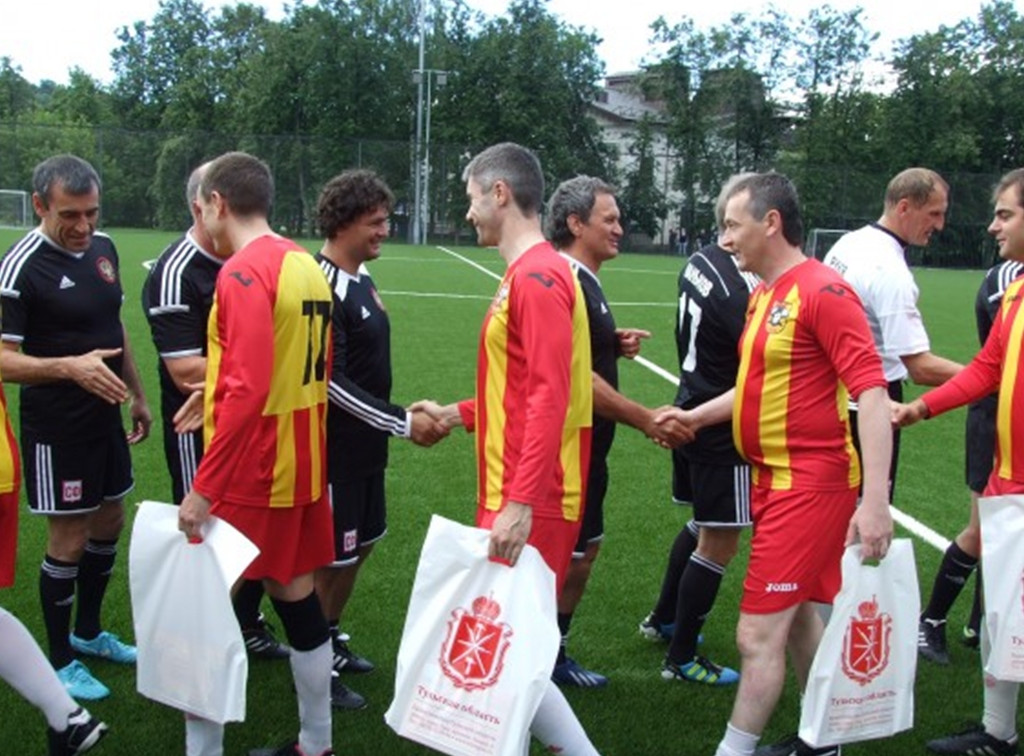 Власти Тульской области сыграли в футбол с командой Совета Федерации
