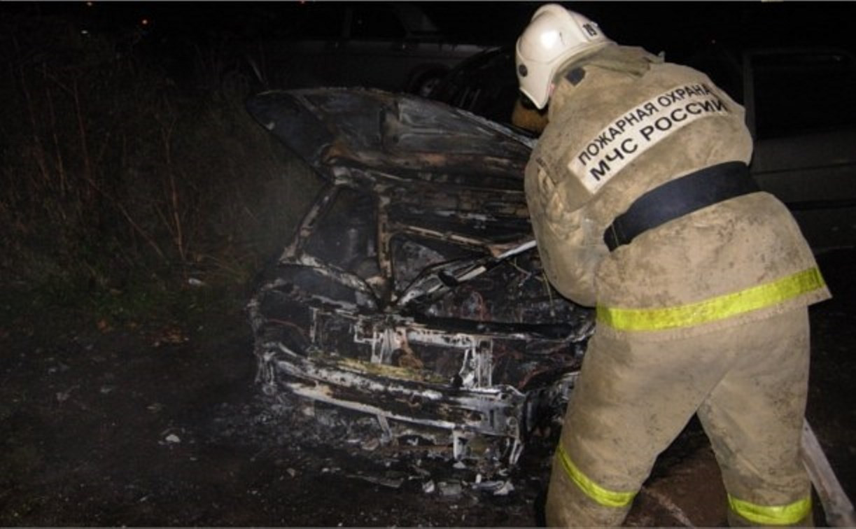 Ночью в Тульской области 15 пожарных тушили три горящих автомобиля