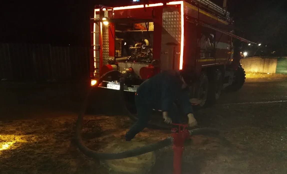 В Ефремове спасатели вывели из горящего дома пять человек