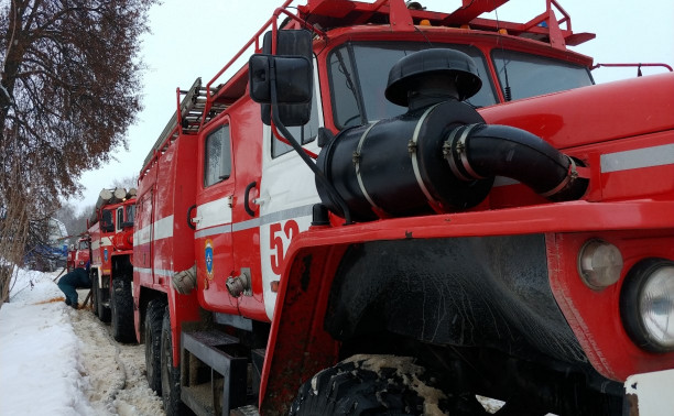 В тульском поселке Плеханово пожар уничтожил половину дома