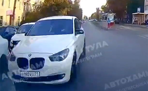На ул. Болдина нарушитель на BMW едва не устроил лобовую аварию