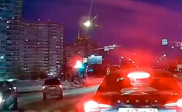 На пр. Ленина автомобилист заставил других ждать, пока нарушит ПДД