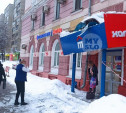 В Туле на Красноармейском проспекте глыба льда пробила козырек банковского офиса