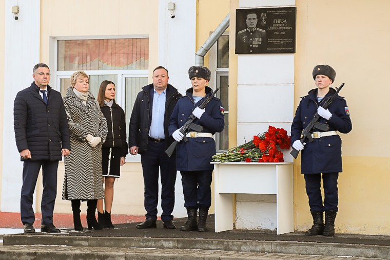 На здании тульской школы установили мемориальную доску в честь ученика, погибшего в зоне СВО