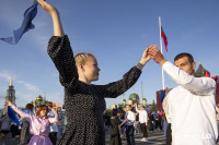 На главной площади города сотни туляки станцевали вальс под «Синий платочек», Фото: 49
