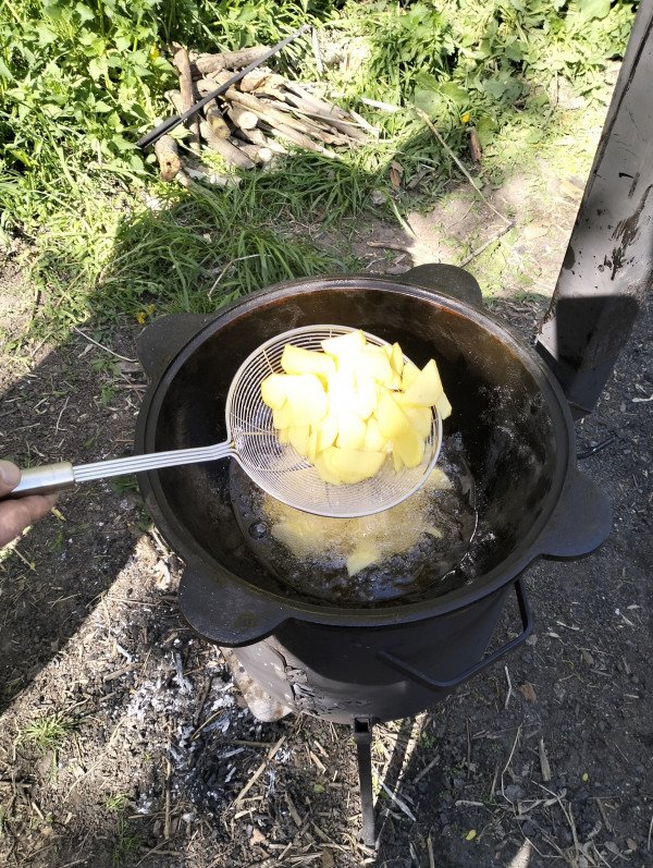 Хороша жареная картошка в казане летним днём!