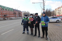 В Туле сотрудники ГИБДД дарили женщинам цветы и поздравляли с 8 марта, Фото: 12