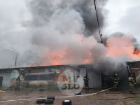 В центре Тулы загорелся автосервис: пожарные пытаются справиться с огнем, Фото: 15
