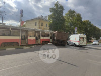 На ул. Металлургов трамвай столкнулся с самосвалом, Фото: 15