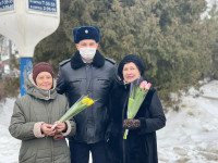 В Туле сотрудники ГИБДД дарили женщинам цветы и поздравляли с 8 марта, Фото: 6