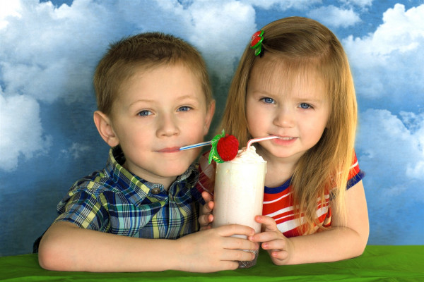 "Молоко вдвойне вкусней если это молочный коктейль!"
На фото: Ваня и Лиза Петровы