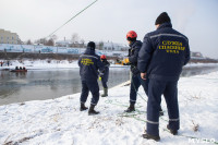 Провалившийся под лед школьник и терпящий бедствие рыбак: спасатели провели учения на Упе в Туле, Фото: 10