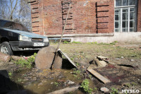 Двор разрушающегося общежития в Туле неделю затапливает канализация, Фото: 2