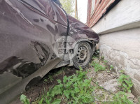 В Туле два автомобиля врезались в частный дом, Фото: 1