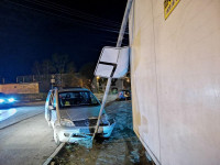 В Туле пьяная автоледи без прав врезалась в дорожный знак, Фото: 1