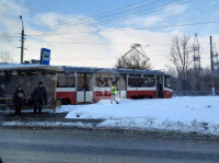 В Туле трамвай поехал в разные стороны и врезался в остановку, Фото: 2