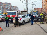 Жесткое ДТП у поворота на Скуратовскую: одну из машин проткнуло металлическим ограждением, Фото: 10