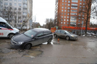 В Пролетарском районе Opel колесом провалился в дорожную яму, Фото: 3