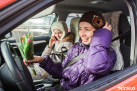 Сотрудники ГИБДД дарили тулячкам тюльпаны, Фото: 7