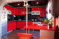 Красно-черная кухня выглядит экспрессивно и современно., Фото: 1
