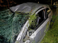 В Мясново Opel Astra не вписался в поворот: машина лишилась колеса и перевернулась, Фото: 6