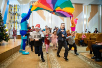 В Новый год с хорошим настроением: областные депутаты провели большой праздник для детей, Фото: 107