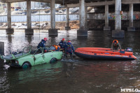 В Туле на Упе спасатели эвакуировали пострадавшего из упавшего в реку автомобиля, Фото: 6