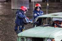 В Туле на Упе спасатели эвакуировали пострадавшего из упавшего в реку автомобиля, Фото: 38