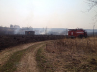 В Ленинском районе из-за горящей травы сгорела дача, Фото: 2