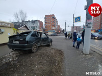 На ул. Ложевой в Туле после столкновения ВАЗ вылетел на тротуар, Фото: 4