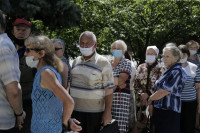 В Туле пенсионеры толпятся в огромной очереди на продление проездных, Фото: 2