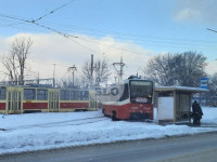 В Туле трамвай поехал в разные стороны и врезался в остановку, Фото: 1