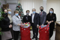Депутаты Тульской облдумы подарили пациентам областной детской больницы новогодние подарки, Фото: 15