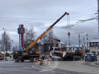 На кругу на ул. Короленко с грузовика выпал торговый павильон, Фото: 6