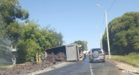 Под Тулой столкнулись два грузовика: один большегруз перевернулся, Фото: 3