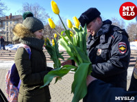 Сотрудники ГИБДД и полицейские поздравляли тулячек цветами и подарками, Фото: 24