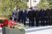 Алексей Дюмин возложил цветы к Вечному огню на площади Победы, Фото: 3