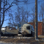 На ул. Кирова легковушка влетела в грузовик и повисла на сугробе, Фото: 5