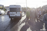 На остановке Мосина туляки ждут транспорт на трамвайных путях, Фото: 6