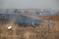 Возгорание сухой травы напротив ТЦ "Метро", 7.04.2014, Фото: 11