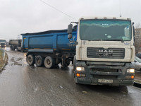 На Новомосковском шоссе из-за гололеда улетел в кювет грузовик, Фото: 10