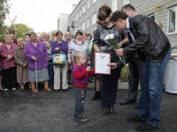 Вручение ключей от новых квартир переселенцев из аварийного жилья в Донском, Фото: 1